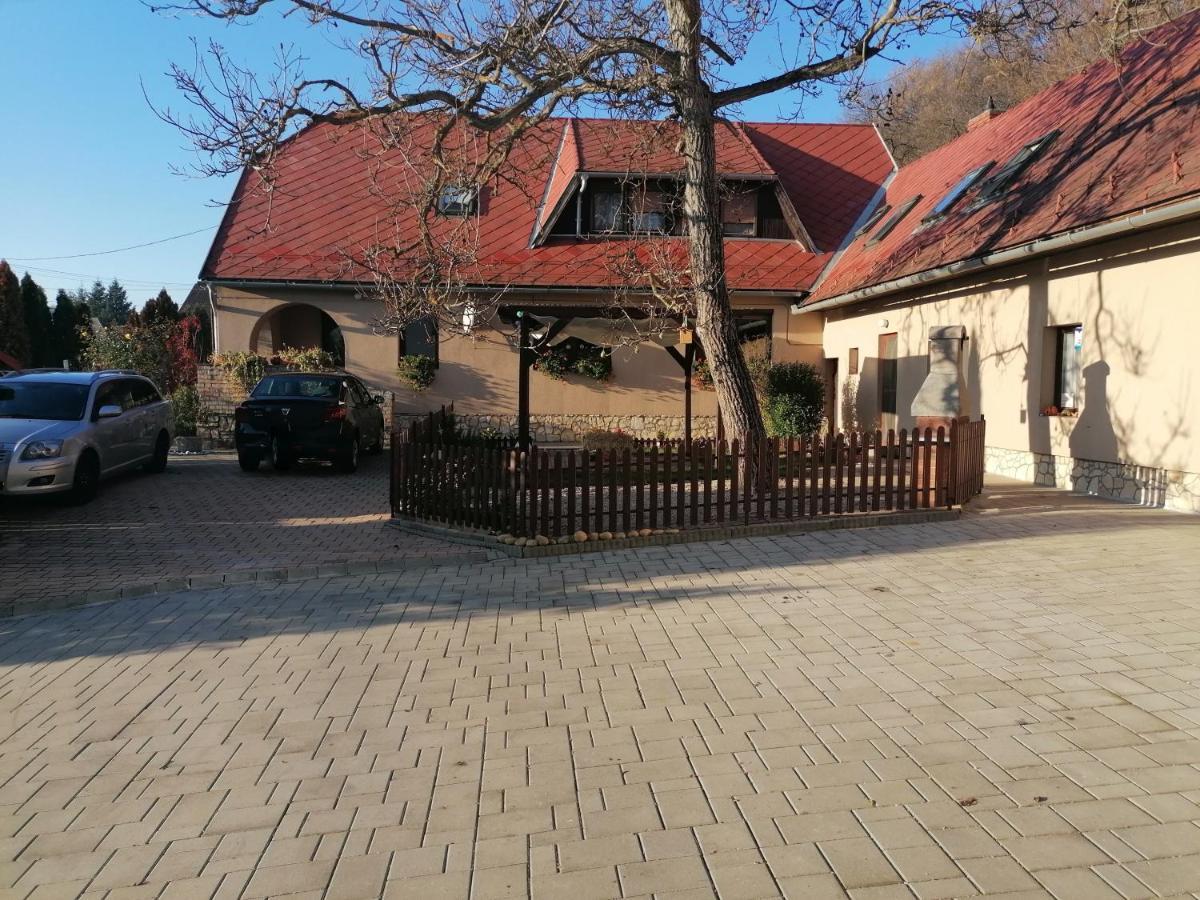 Bóbita Háza Eplény Exterior foto